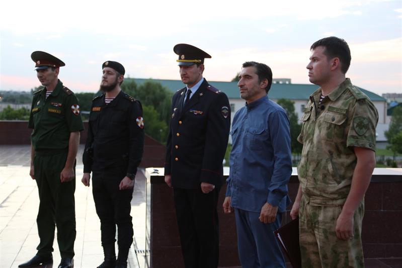 В Грозном сотрудники Росгвардии поддержали всероссийскую акцию «Свеча памяти» (фото, видео)