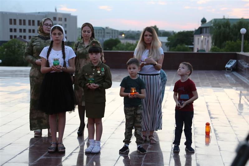 В Грозном сотрудники Росгвардии поддержали всероссийскую акцию «Свеча памяти» (фото, видео)