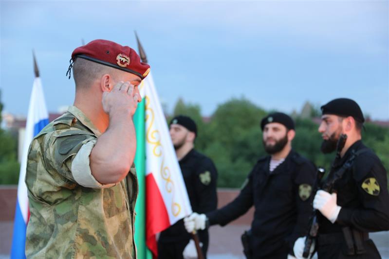 В Грозном сотрудники Росгвардии поддержали всероссийскую акцию «Свеча памяти» (фото, видео)