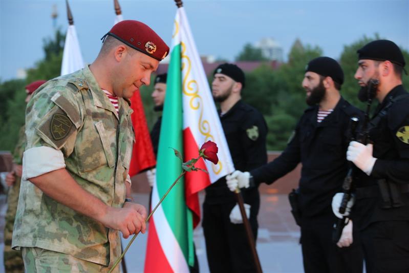 В Грозном сотрудники Росгвардии поддержали всероссийскую акцию «Свеча памяти» (фото, видео)