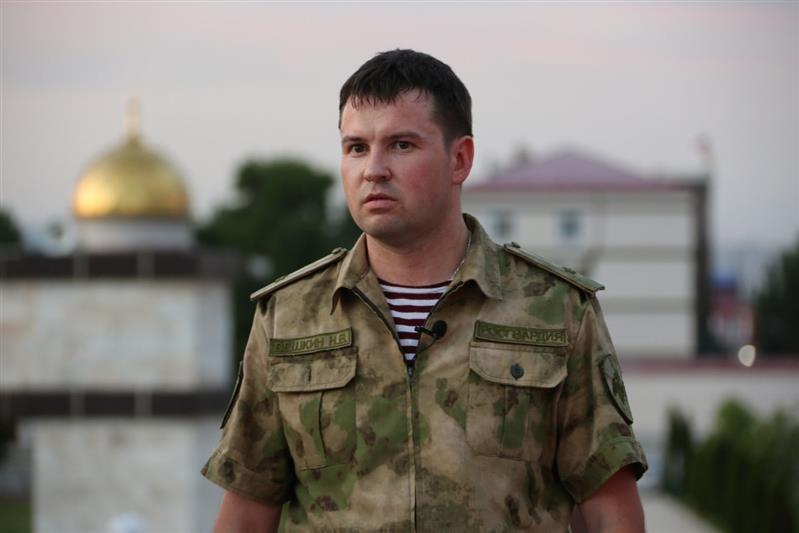 В Грозном сотрудники Росгвардии поддержали всероссийскую акцию «Свеча памяти» (фото, видео)