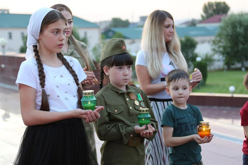 В Грозном сотрудники Росгвардии поддержали всероссийскую акцию «Свеча памяти» (фото, видео)