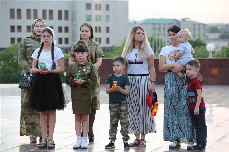 В Грозном сотрудники Росгвардии поддержали всероссийскую акцию «Свеча памяти» (фото, видео)