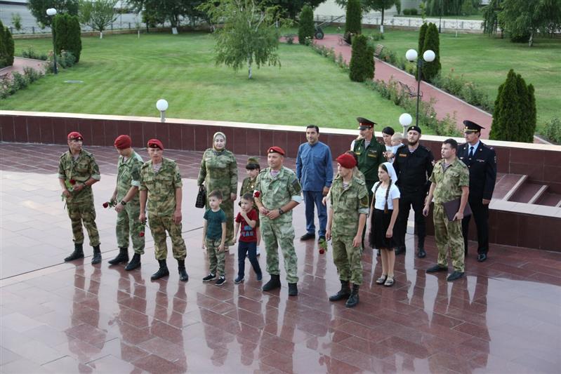В Грозном сотрудники Росгвардии поддержали всероссийскую акцию «Свеча памяти» (фото, видео)