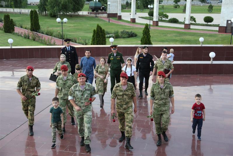 В Грозном сотрудники Росгвардии поддержали всероссийскую акцию «Свеча памяти» (фото, видео)