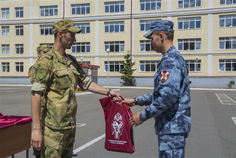 В дивизии имени Ф.Э. Дзержинского тепло проводили в запас военнослужащих по призыву