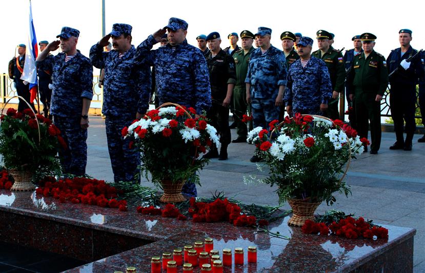 В городах Приволжского округа военнослужащие и сотрудники Росгвардии приняли участие во Всероссийской патриотической акции «Свеча памяти» 
