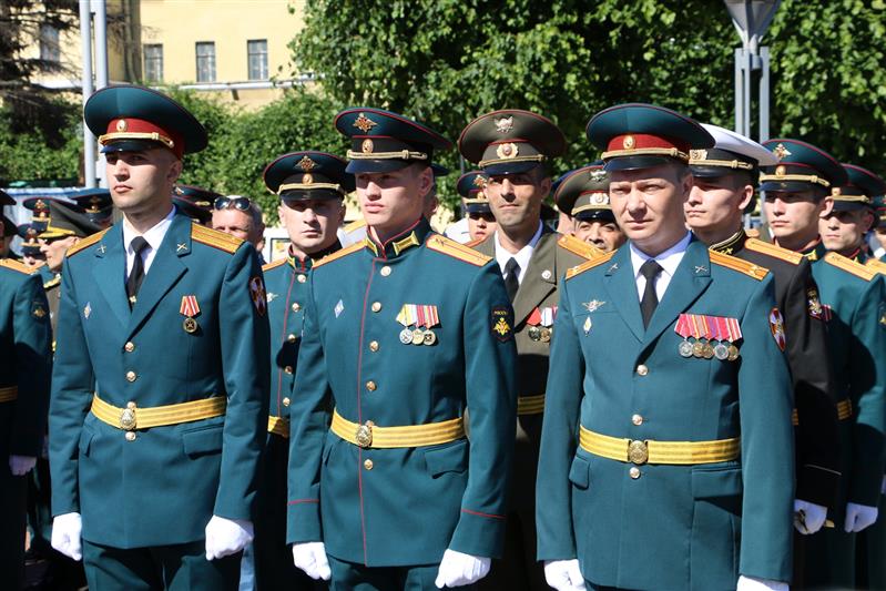 В Санкт-Петербурге офицерам Росгвардии вручены дипломы об окончании Михайловской военной артиллерийской академии