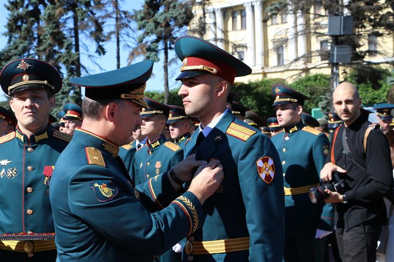 В Санкт-Петербурге офицерам Росгвардии вручены дипломы об окончании Михайловской военной артиллерийской академии