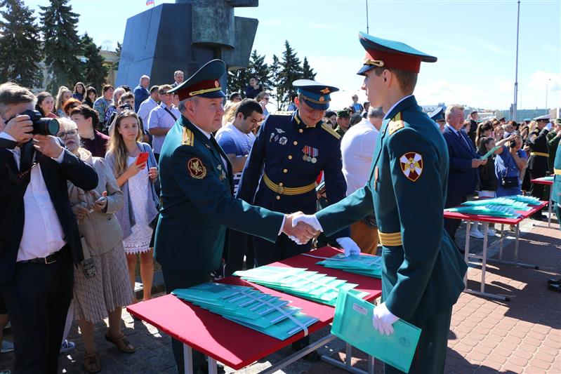 В Санкт-Петербурге офицерам Росгвардии вручены дипломы об окончании Михайловской военной артиллерийской академии
