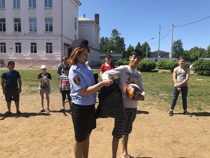 В Калужской области сотрудники Росгвардии навестили воспитанников подшефного социального учреждения