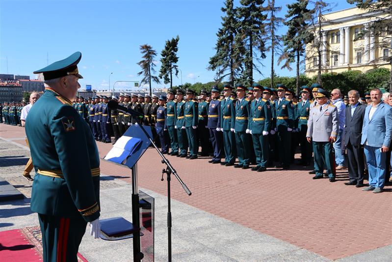 В Санкт-Петербурге офицерам Росгвардии вручены дипломы об окончании Михайловской военной артиллерийской академии