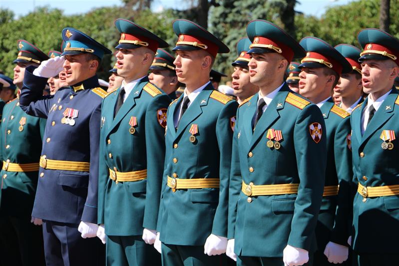 В Санкт-Петербурге офицерам Росгвардии вручены дипломы об окончании Михайловской военной артиллерийской академии