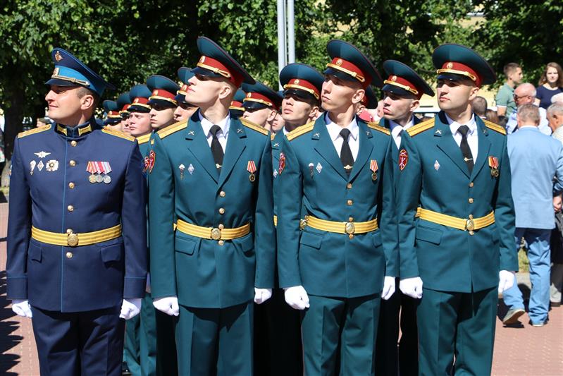 В Санкт-Петербурге офицерам Росгвардии вручены дипломы об окончании Михайловской военной артиллерийской академии