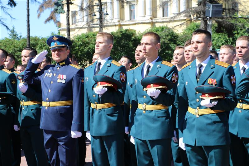 В Санкт-Петербурге офицерам Росгвардии вручены дипломы об окончании Михайловской военной артиллерийской академии