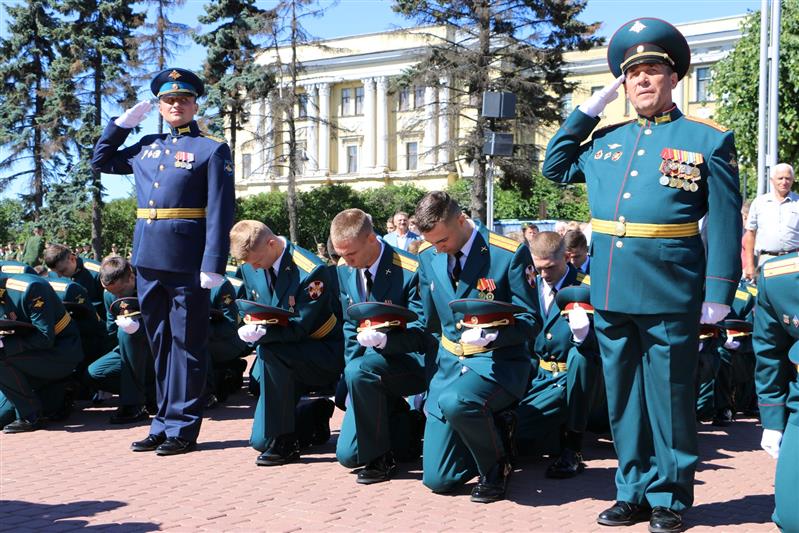 В Санкт-Петербурге офицерам Росгвардии вручены дипломы об окончании Михайловской военной артиллерийской академии