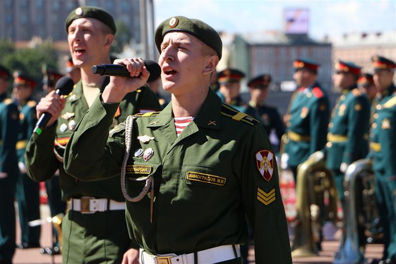 В Санкт-Петербурге офицерам Росгвардии вручены дипломы об окончании Михайловской военной артиллерийской академии