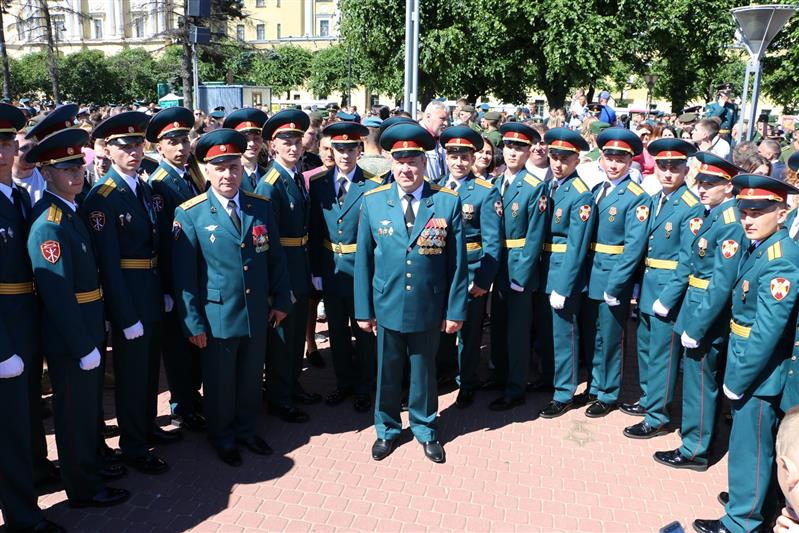 В Санкт-Петербурге офицерам Росгвардии вручены дипломы об окончании Михайловской военной артиллерийской академии