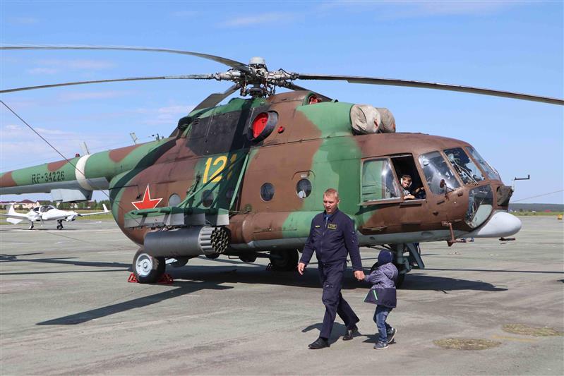 Эскадрилья Уральского округа Росгвардии приняла участие в воздушном параде в честь 80-летия Уральского завода гражданской авиации