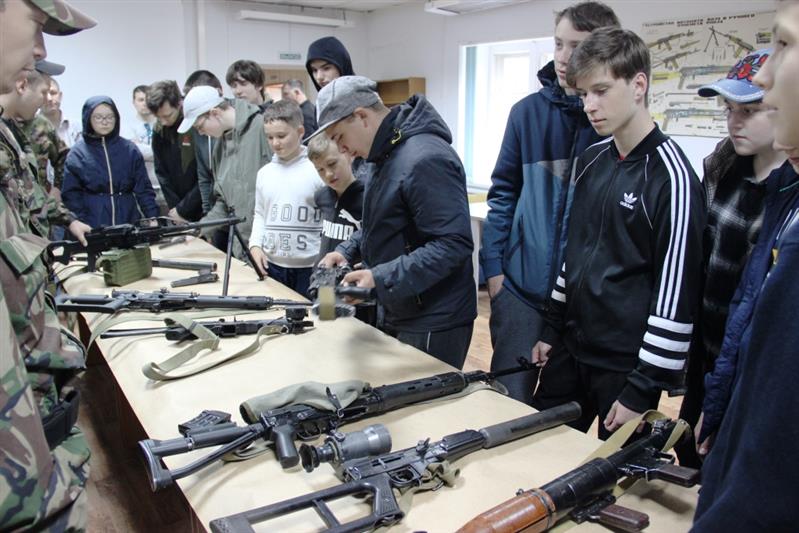 Сургутский ОМОН провел комплексные занятия в полевых условиях и «прокачал лето» для воспитанников военно-спортивного лагеря