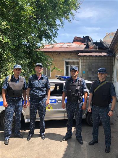 Росгвардейцы эвакуировали около 40 человек из загоревшегося онкологического диспансера в Махачкале