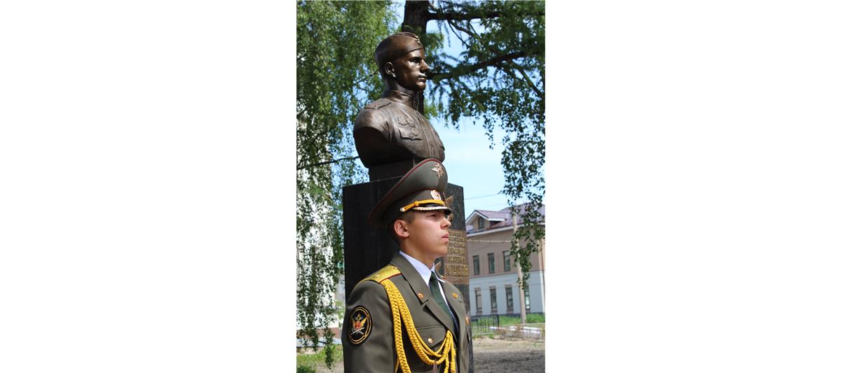 Сотрудники Росгвардии приняли участие в открытии памятника дважды Герою Советского союза А.Ф. Клубову в Вологде