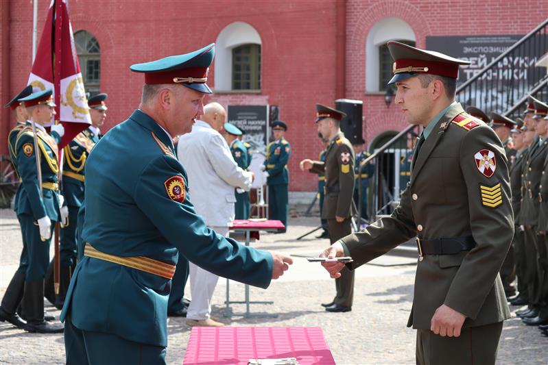 Выпускникам Санкт-Петербургского военного института Росгвардии вручили офицерские погоны