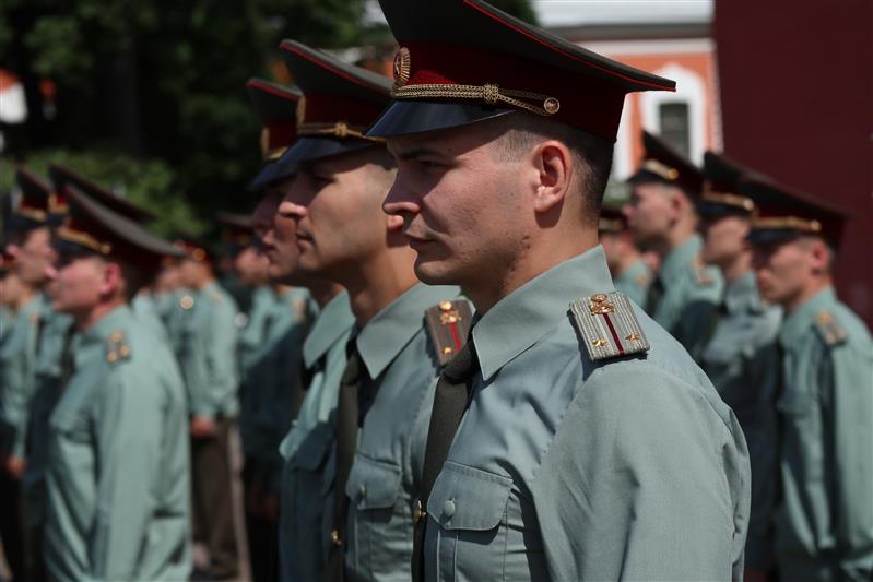 Выпускникам Санкт-Петербургского военного института Росгвардии вручили офицерские погоны