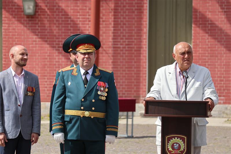 Выпускникам Санкт-Петербургского военного института Росгвардии вручили офицерские погоны