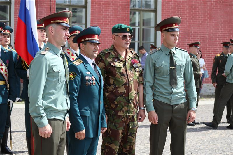 Выпускникам Санкт-Петербургского военного института Росгвардии вручили офицерские погоны