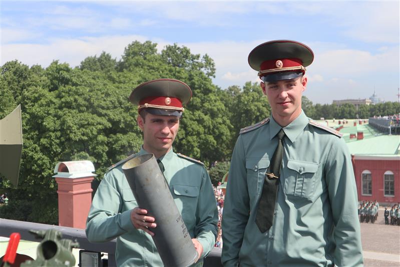 Выпускникам Санкт-Петербургского военного института Росгвардии вручили офицерские погоны