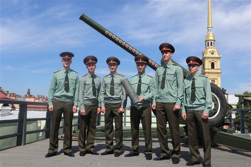 Выпускникам Санкт-Петербургского военного института Росгвардии вручили офицерские погоны