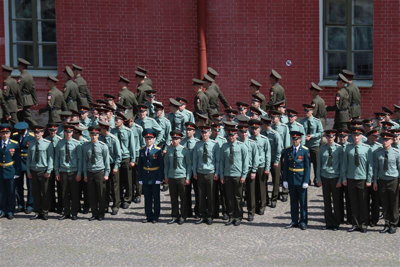 Выпускникам Санкт-Петербургского военного института Росгвардии вручили офицерские погоны