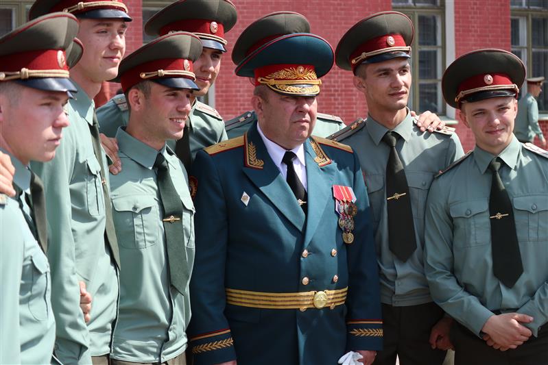 Выпускникам Санкт-Петербургского военного института Росгвардии вручили офицерские погоны