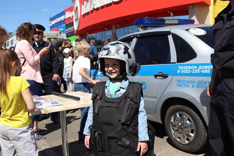 Росгвардия поздравила юных читинцев с Днем защиты детей