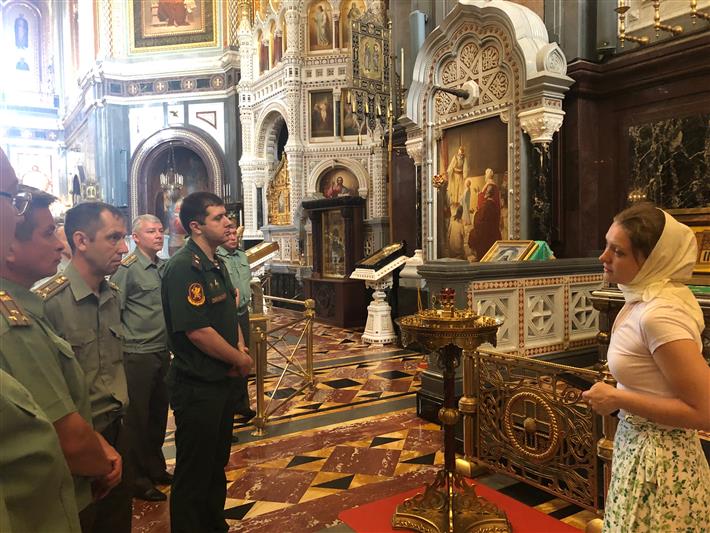 В преддверии Дня памяти и скорби росгвардейцы побывали на экскурсии в  Храме Христа Спасителя
