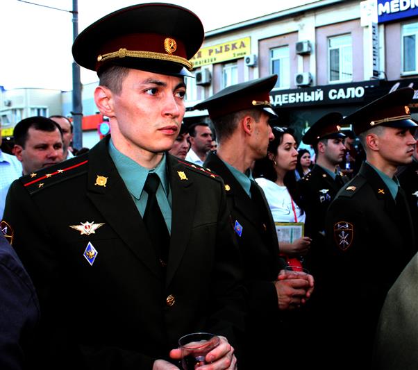 В городах Приволжского округа военнослужащие и сотрудники Росгвардии приняли участие во Всероссийской патриотической акции «Свеча памяти» 