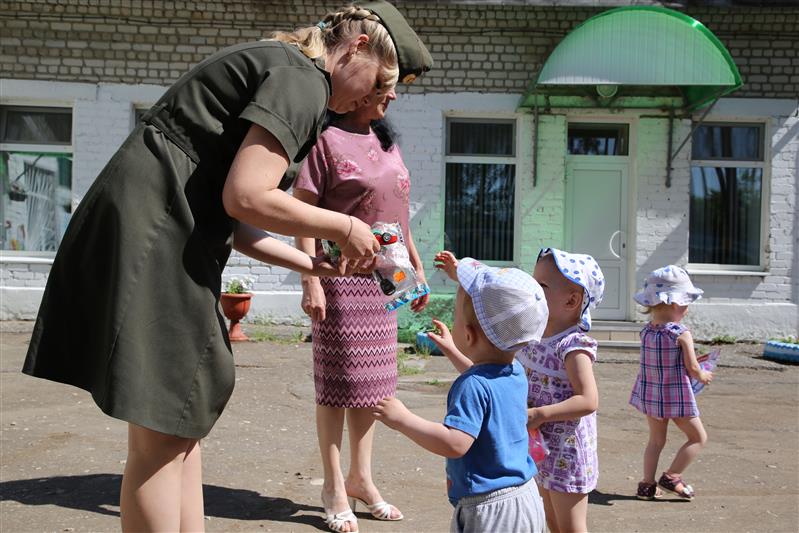 В Мордовии росгвардейцы поздравили воспитанников детского дома с Днем защиты детей