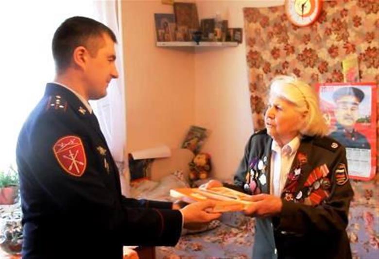 В преддверии Дня памяти и скорби в Тюменской области представители Росгвардии навещают участников Великой Отечественной войны
