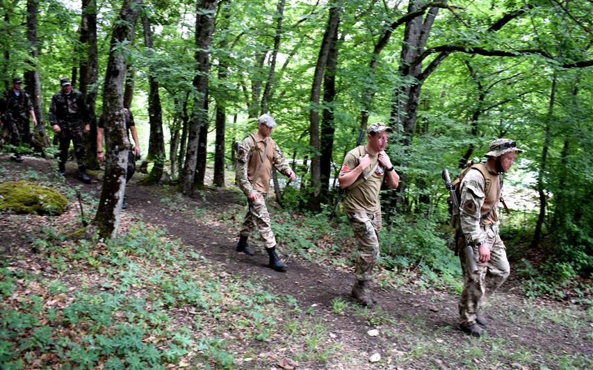 Бойцы крымского СОБР «Халзан» отметили пятилетие отряда 50-километровым марш-броском по горно-лесистой местности (видео)