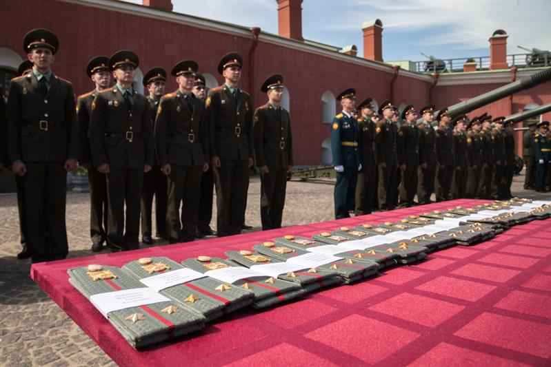 Вручение офицерских погон выпускникам в Санкт-Петербурге