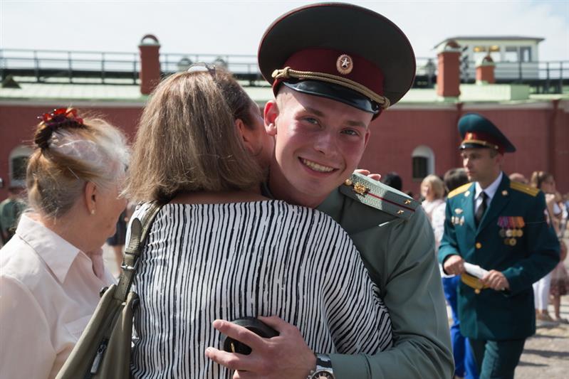 Вручение офицерских погон выпускникам в Санкт-Петербурге