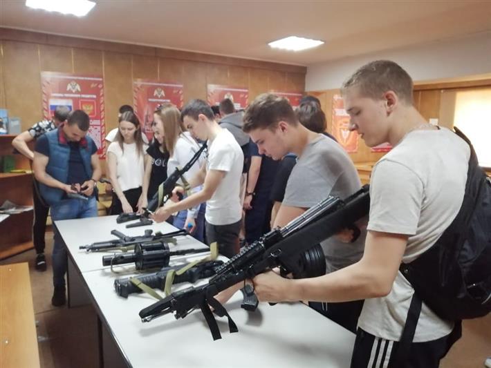 Челябинские омоновцы пригласили на экскурсию в отряд студентов колледжа Южно-Уральского госуниверситета
