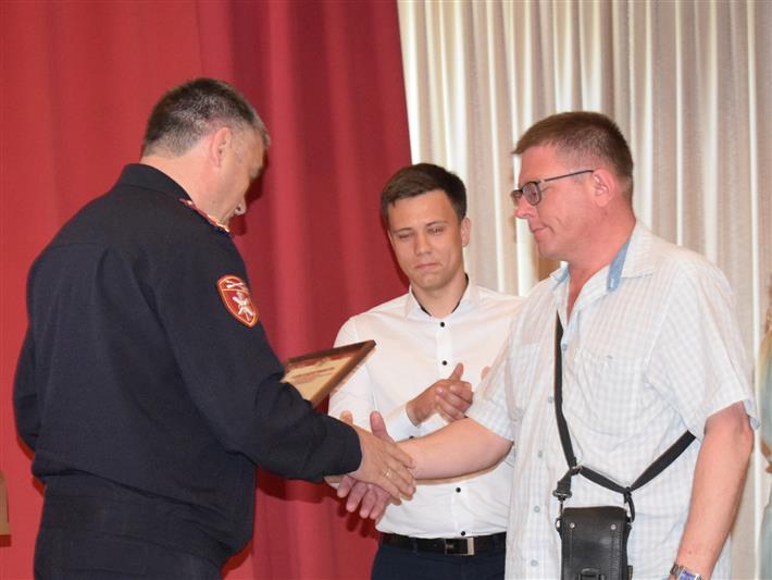 В преддверии Дня России начальник Управления Росгвардии по Иркутской области наградил журналистов Приангарья