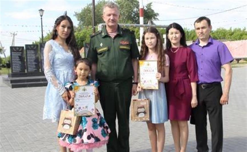 В Тюменской области заместитель командующего Уральским округом Росгвардии наградил призеров всероссийского ведомственного конкурса детского рисунка 