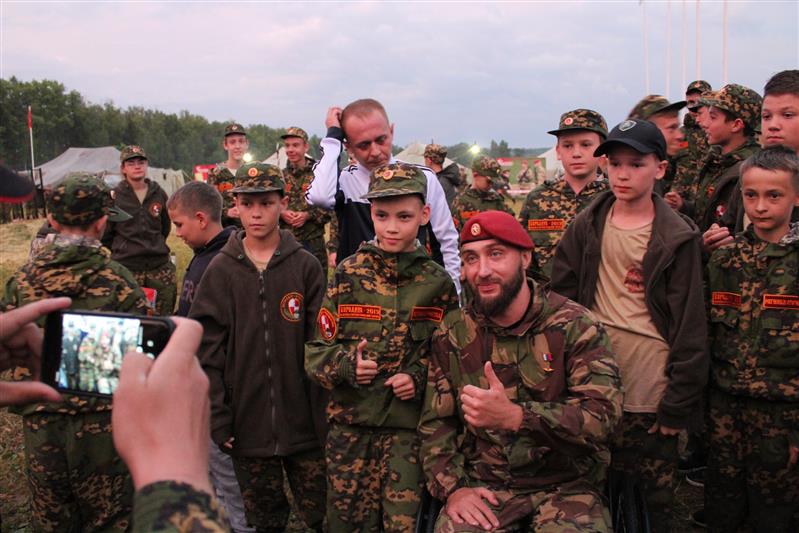 Ветеран белгородского ОМОН Герой России Вячеслав Воробьев провел урок мужества в военно-патриотическом лагере «Ратники Отечества. Бородино – 2019»