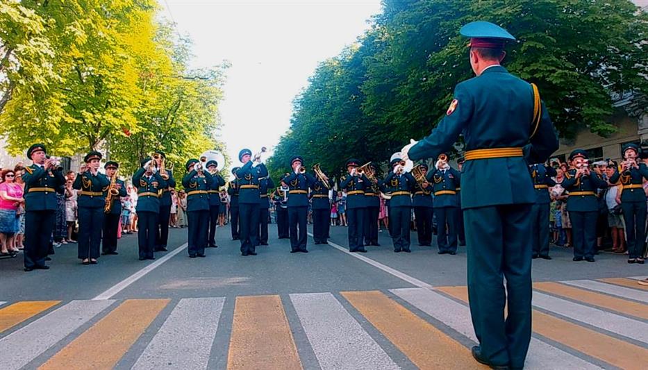 В День России участники Всероссийского фестиваля военных оркестров Росгвардии «Всегда на страже» подарили праздник музыки жителям и гостям Севастополя (фото, видео)
