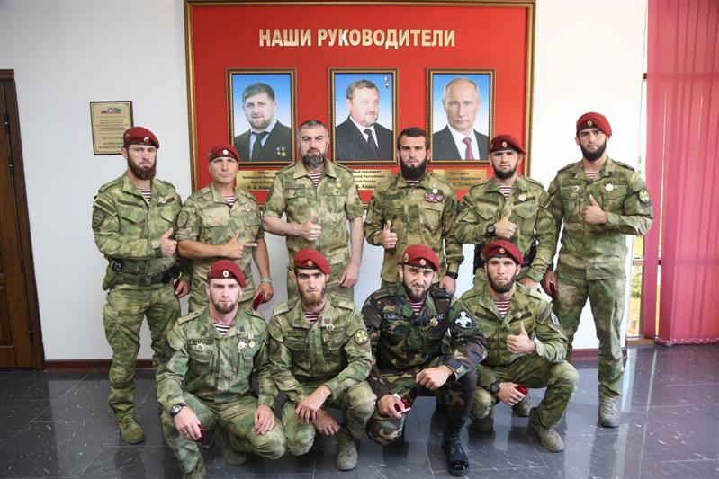 Руководитель чеченского управления Росгвардии наградил отличившихся спецназовцев – обладателей крапового берета (фото, видео)