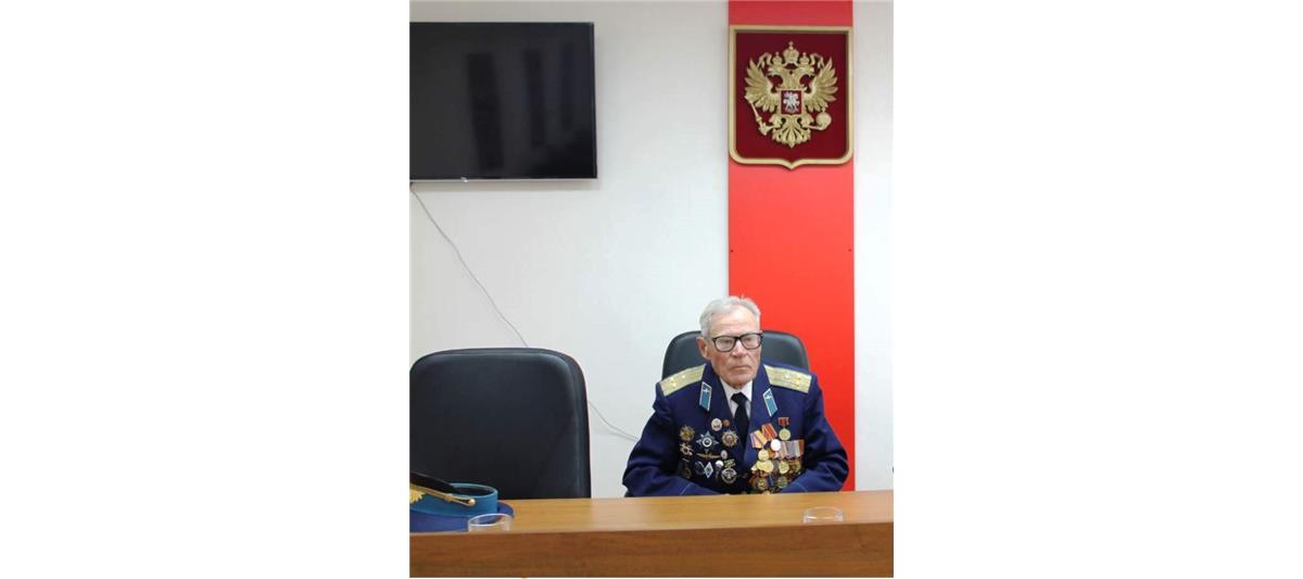 Курганские росгвардейцы встретились с бывшим узником концлагеря Геннадием Пикуновым