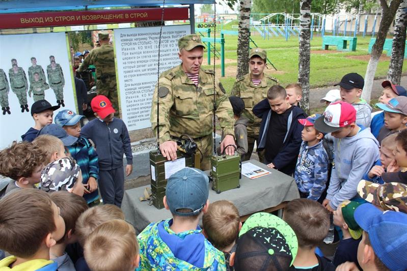 Юные спортсмены посетили воинскую часть Росгвардии в Кирове
